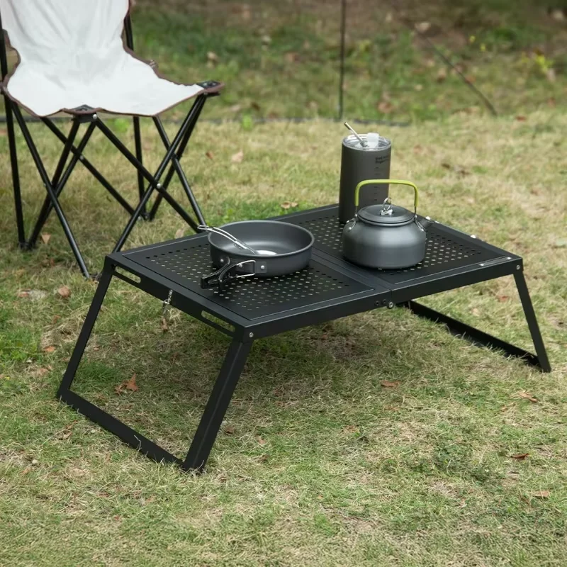 Mesa de camping plegable en uso