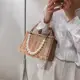 Bolso de mimbre tejido a mano con diseño floral