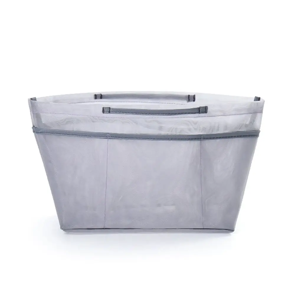 Mano extrayendo la bolsa interior de un bolso de mano