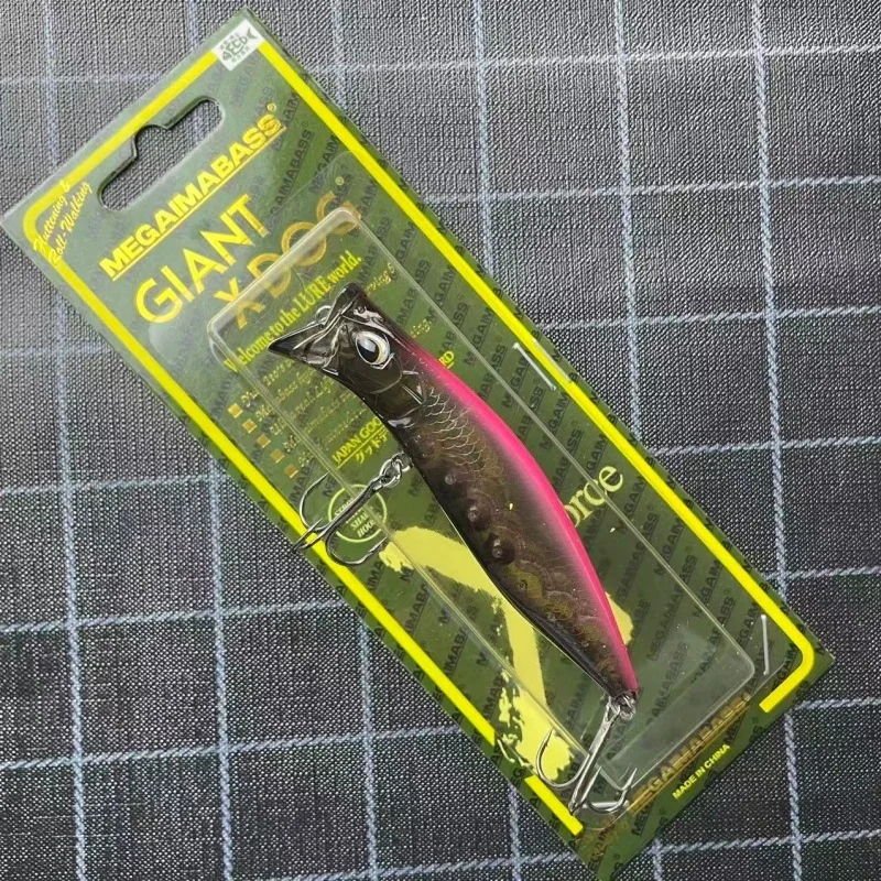 Detalle del señuelo para pesca en agua movida