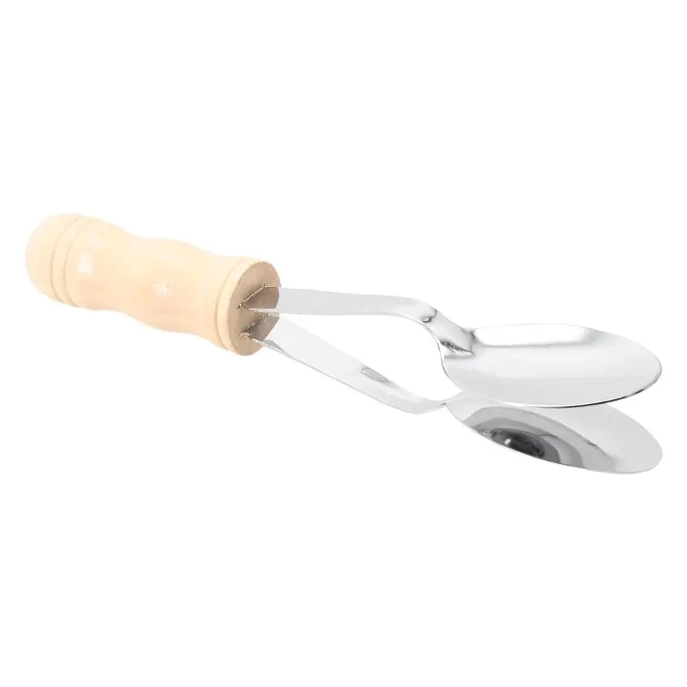 Instrumento de percusión folclórico con mango de madera
