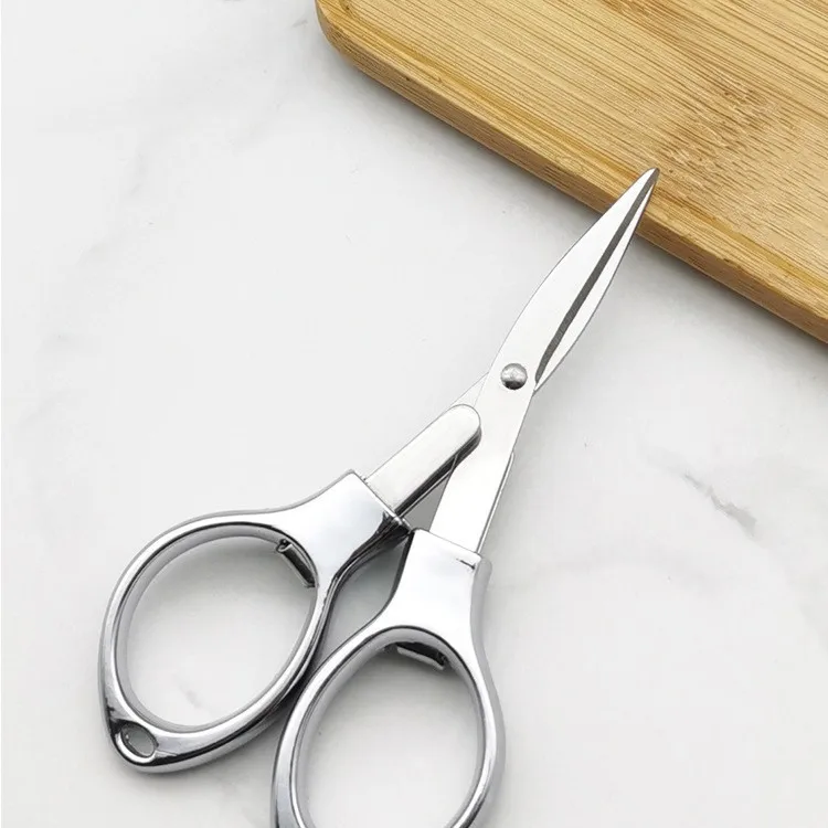 Tijeras plegadas con funda