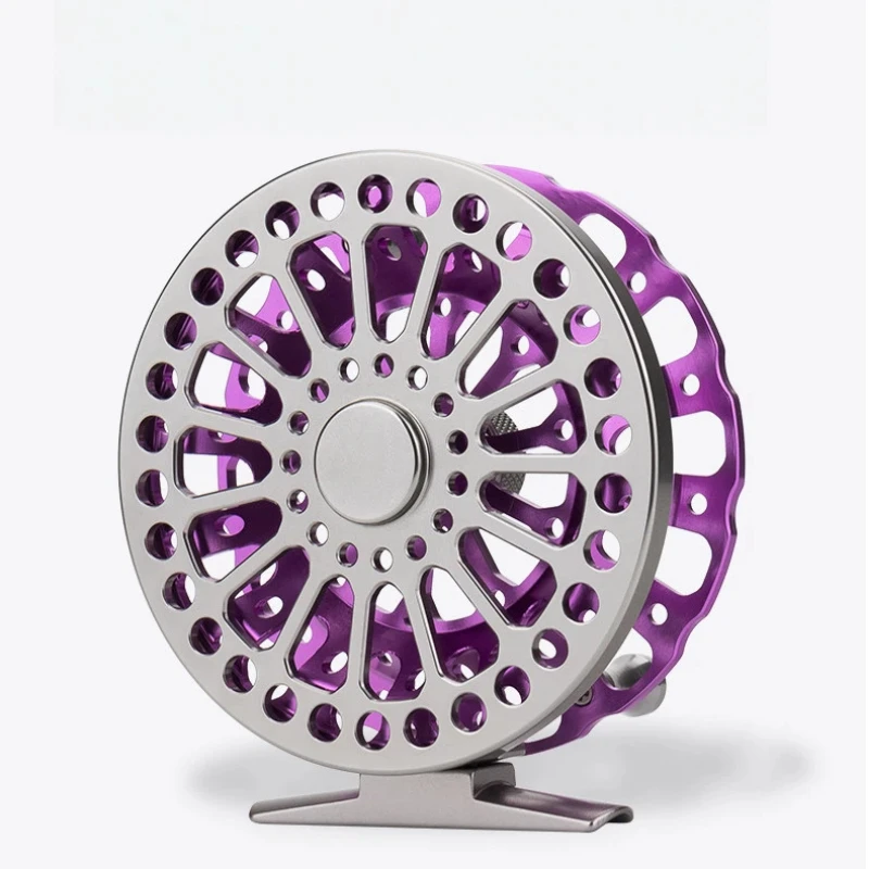 Carrete de pesca con mosca en detalle