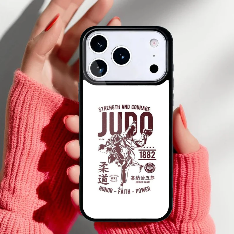 Funda con diseño de artes marciales japonesas instalada en iPhone
