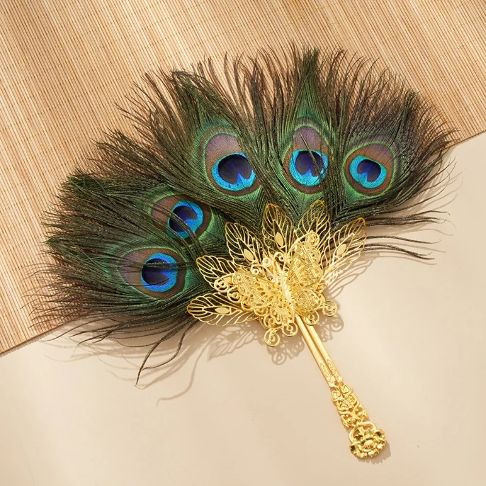 Abanico artesano de plumas con estilo variado