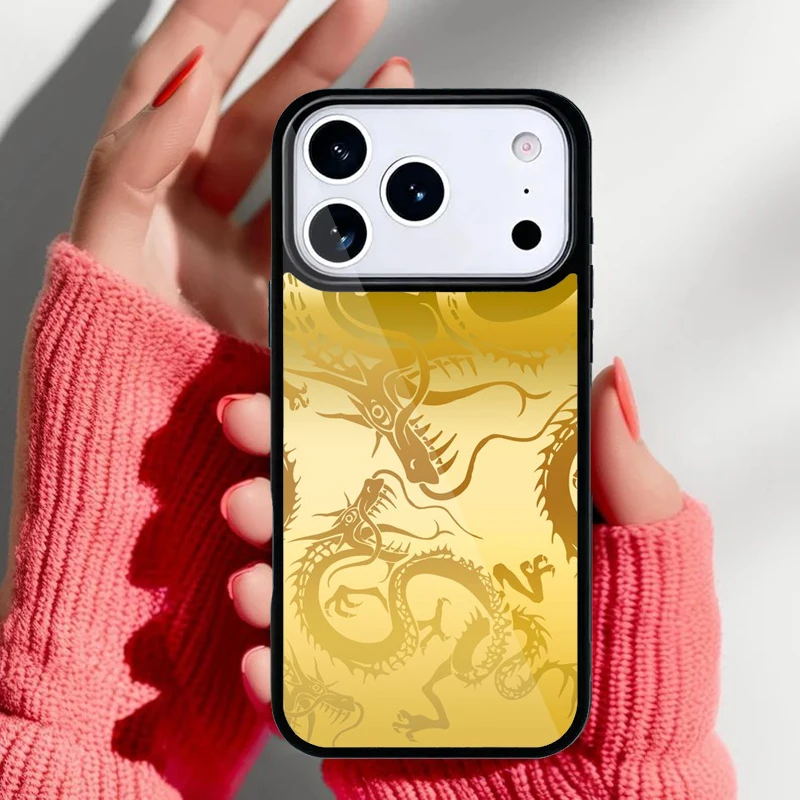 Detalle de la funda amarilla con diseño de dragón