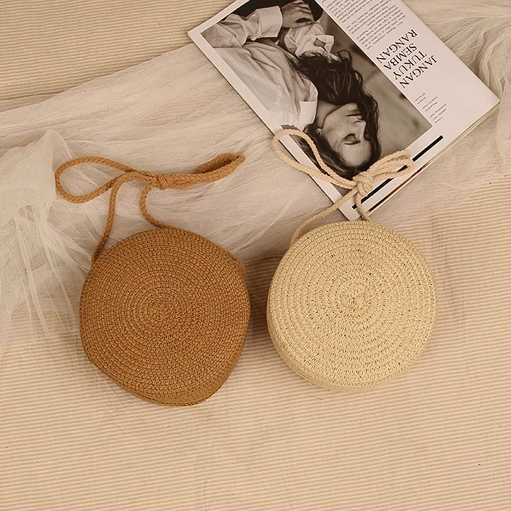 Bolso de paja en uso, mostrando su tamaño real