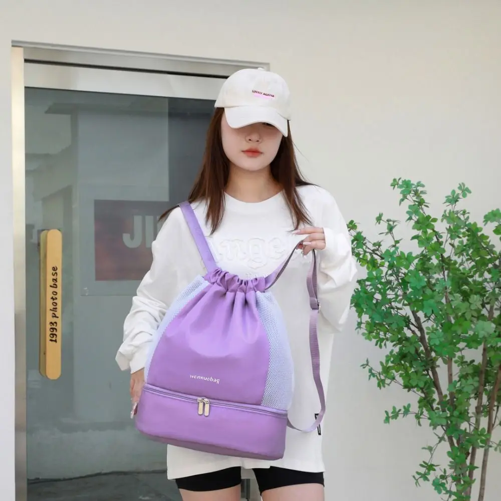 Mochila plegada y detalles de costura