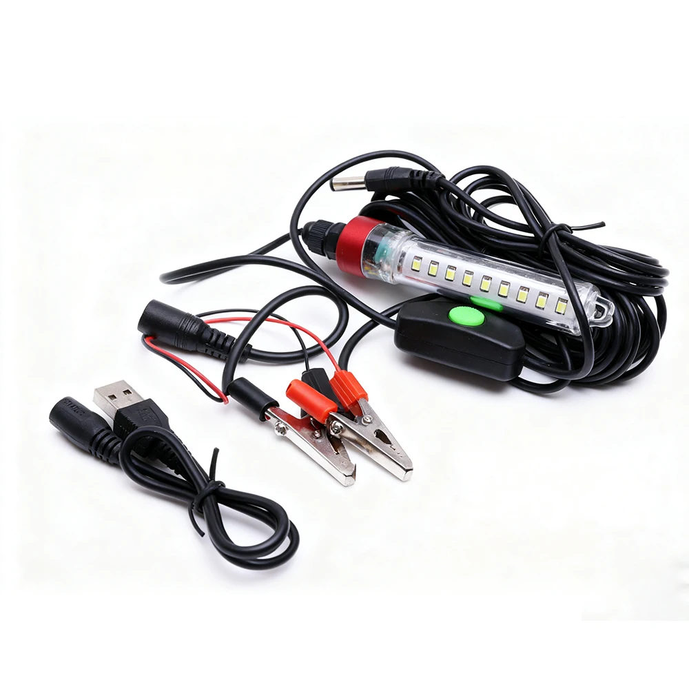 Luz LED sumergida atrayendo peces en un entorno natural