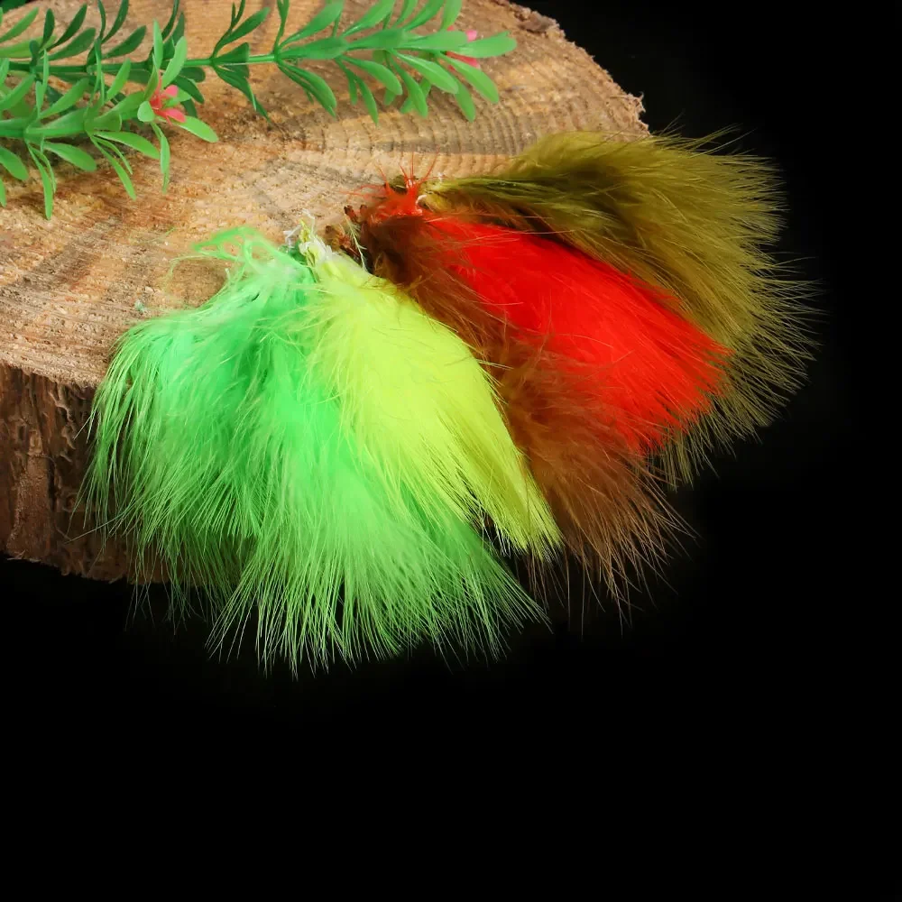 Montaje final de varias moscas con plumas marabú