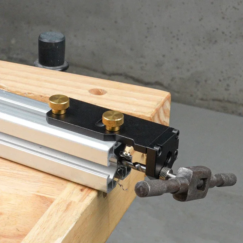Herramienta de roscado manual para perfiles de aluminio compacta