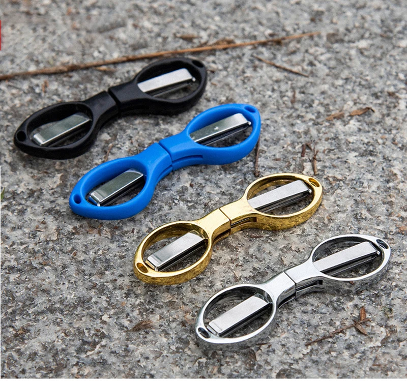 Tijeras disponibles en varios colores