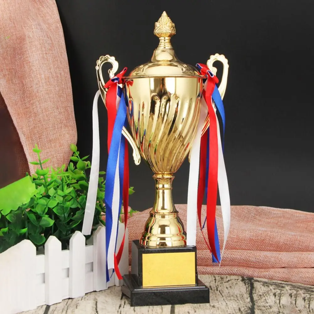 Trofeo metálico con tapa Trophäe dorado para ganadores