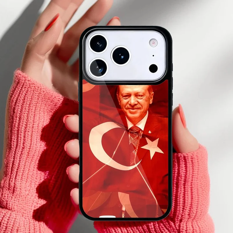 Mano sosteniendo el teléfono con la funda