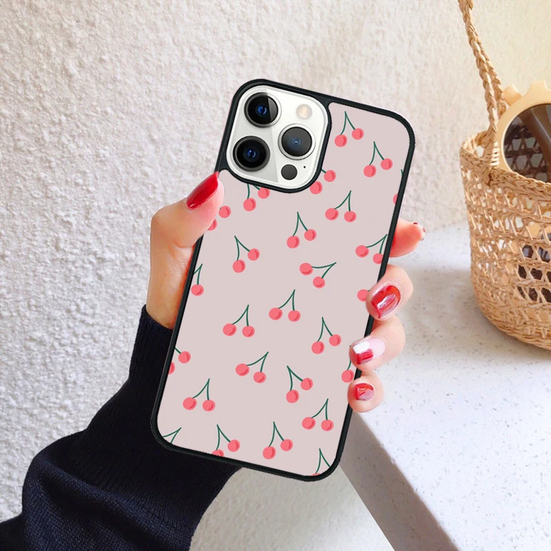 Funda para iPhone con diseño de cerezas rosadas, detalle de los bordes