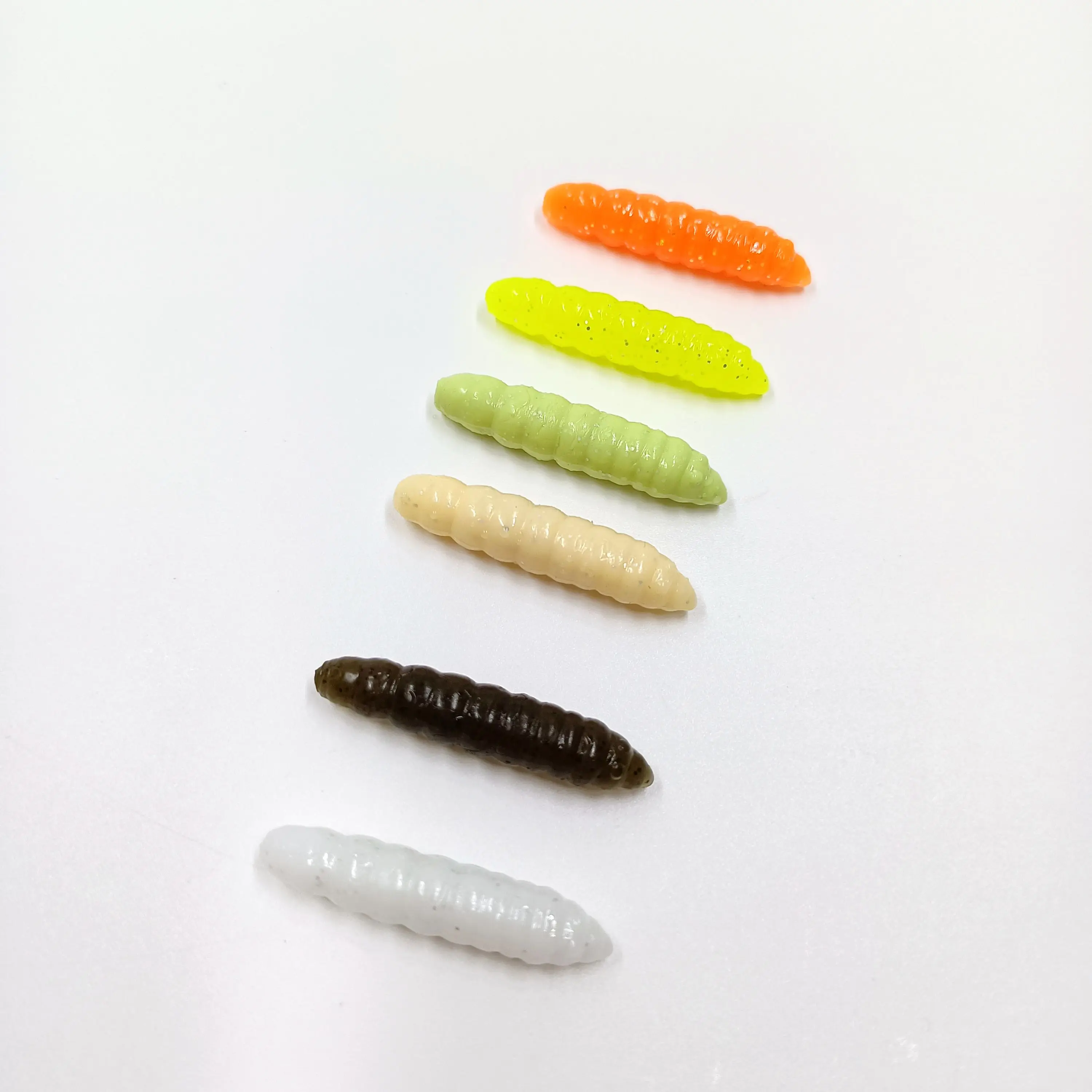 Señuelos flotantes en acción en el agua