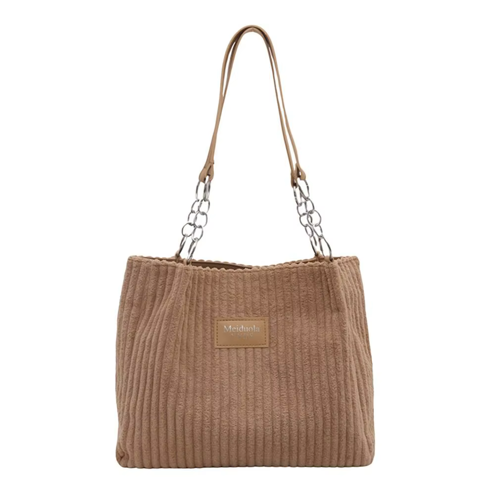 Bolso de pana mostrado en diferentes ángulos para apreciar su diseño