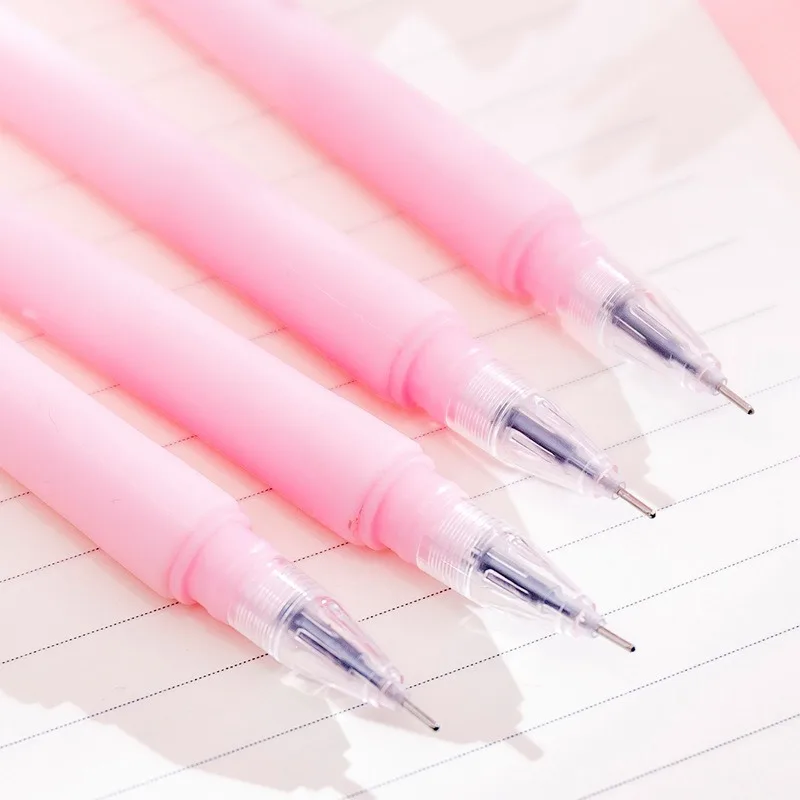 Bolígrafo rosa sobre escritorio con papelería