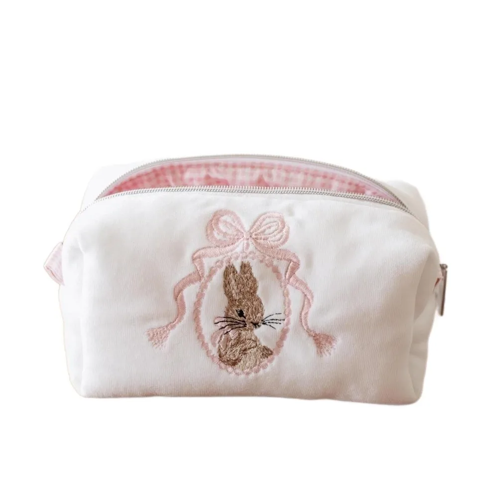 Detalle del cierre y el diseño decorativo de la bolsa