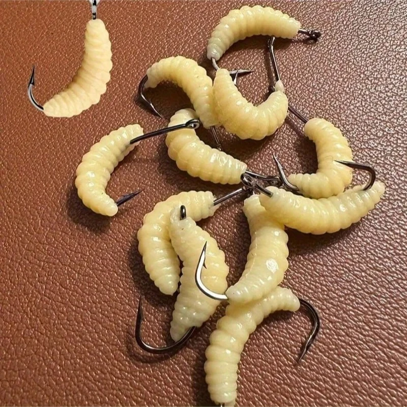 Detalle del señuelo de goma y anzuelo