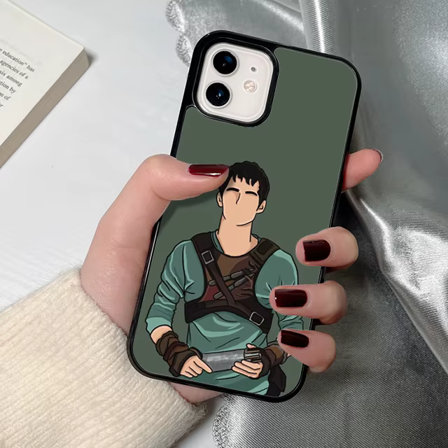 Funda trasera Maze Runner Newt en color negro con diseño laberíntico