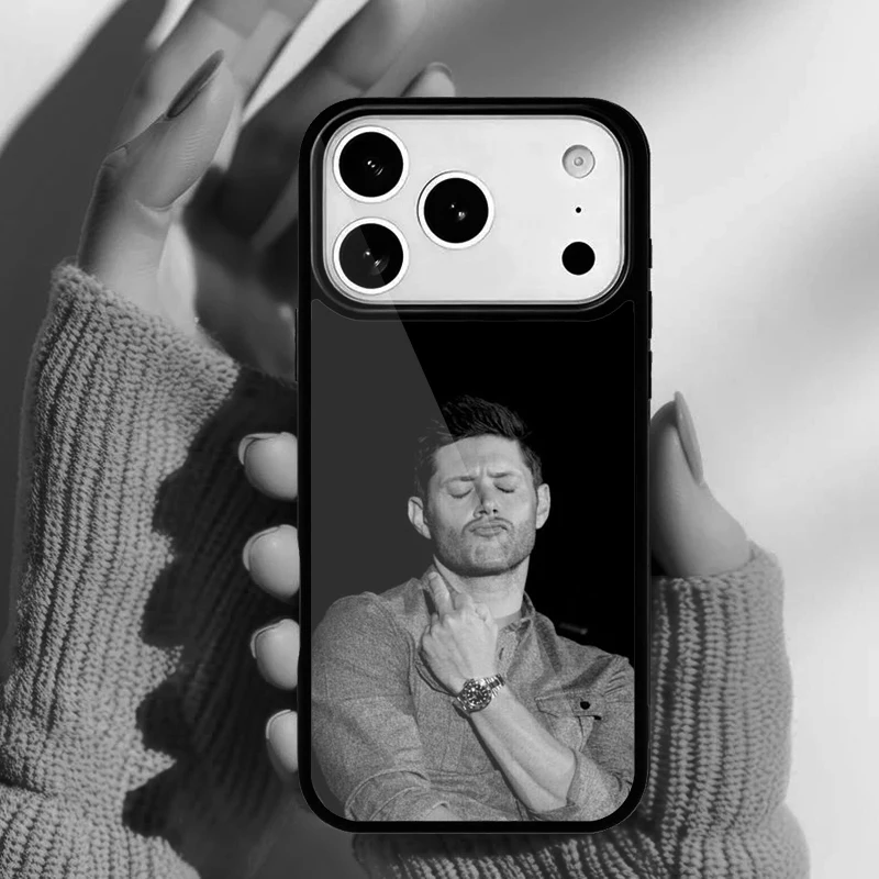 Ilustración frontal de Dean y Castiel en la funda