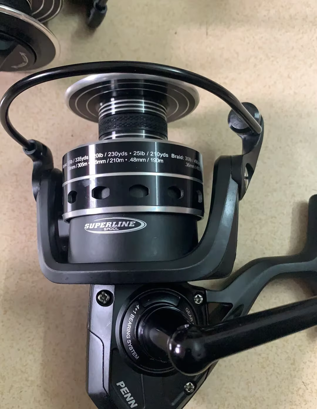 PENN Pursuit III – Carrete spinning de cuerpo metálico para mar - imagen 2