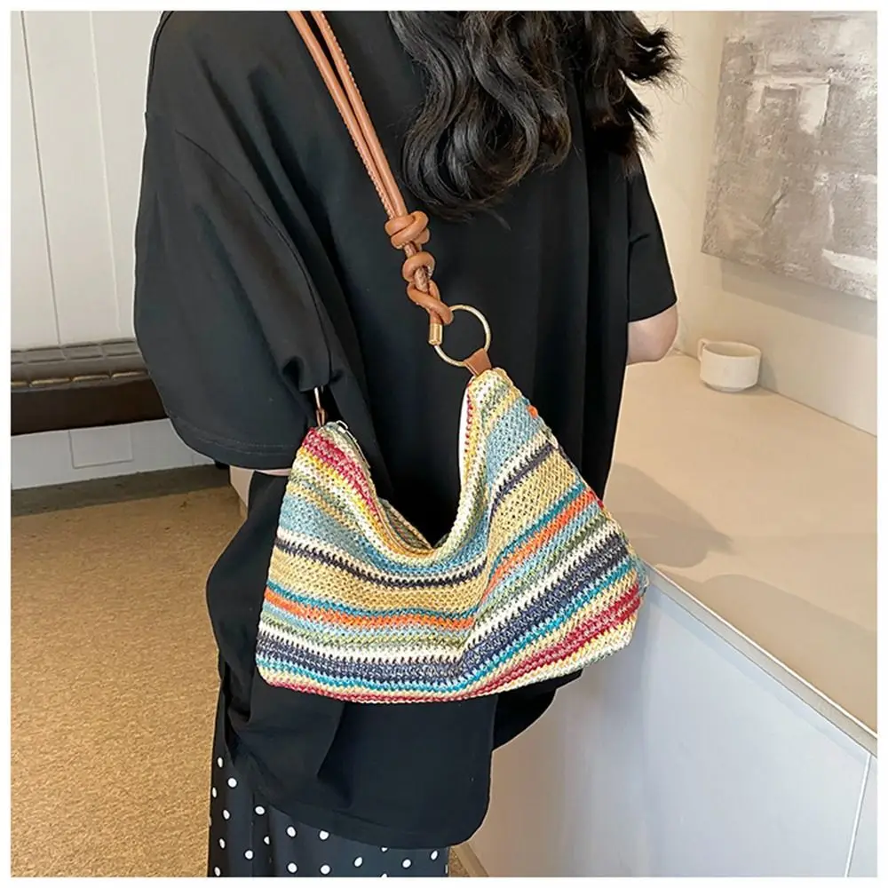 Bolso de paja con acabado artesanal
