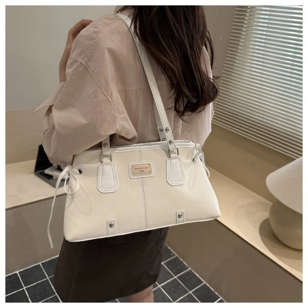 Bolso tote de viaje versátil con cierre y patas metálicas - imagen 5