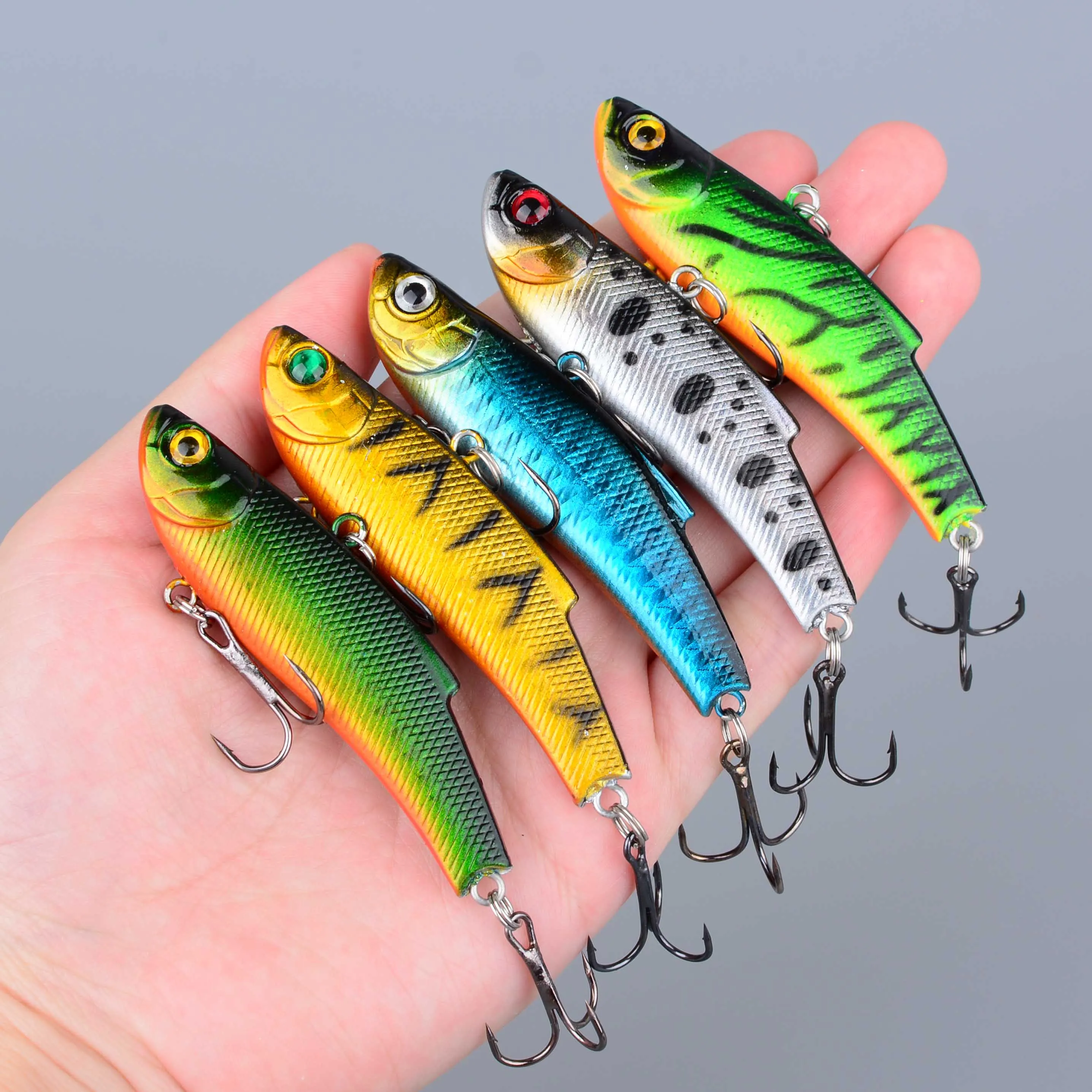 Señuelos VIB de pesca con anzuelos triples en varios colores