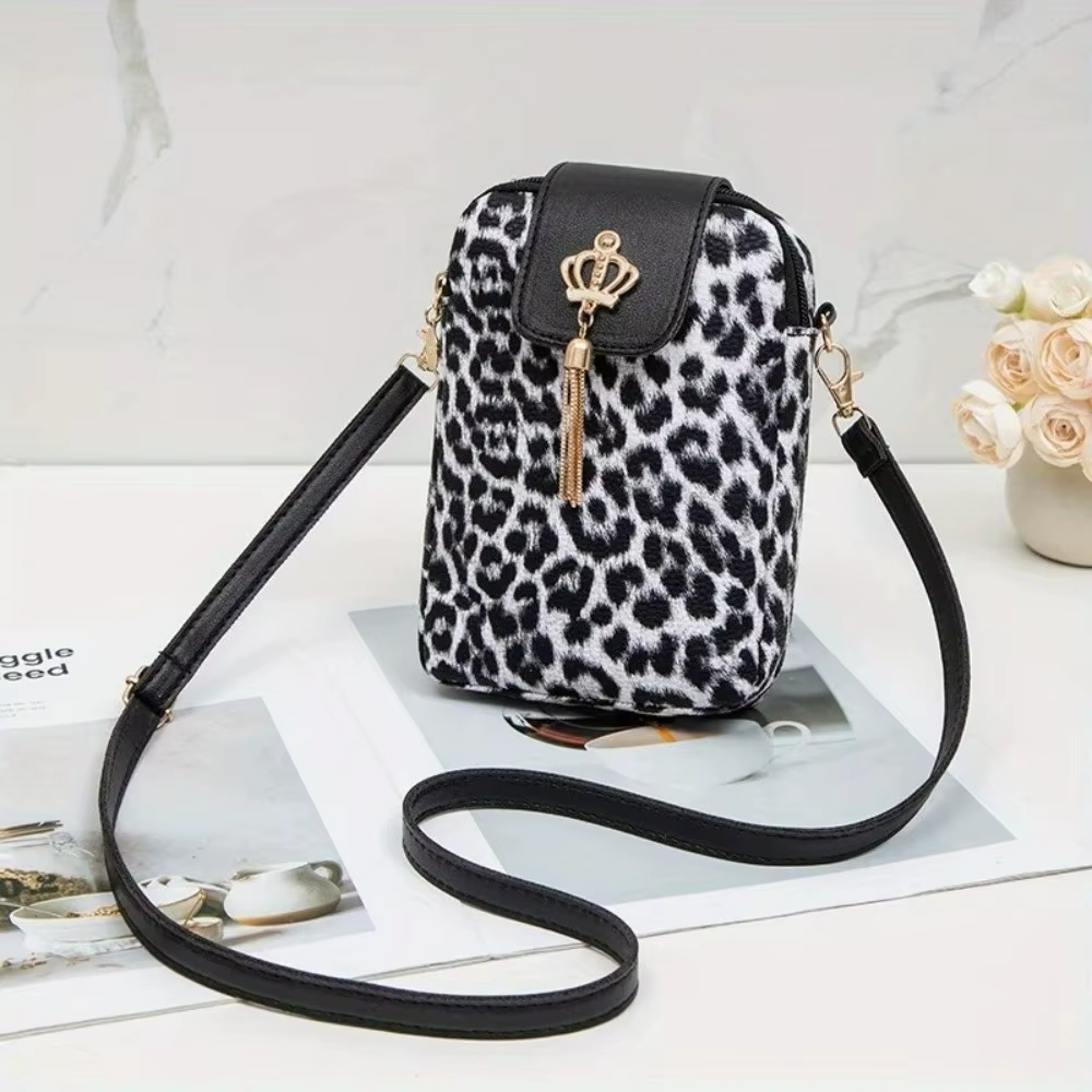 Bolso bandolera mini estampado leopardo visto desde ángulo lateral