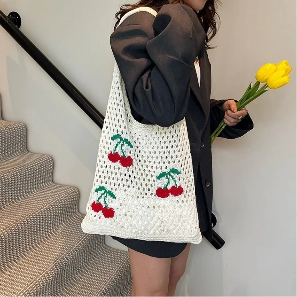 Bandolera de mujer con patrón bordado de cerezas – verano calado - imagen 4