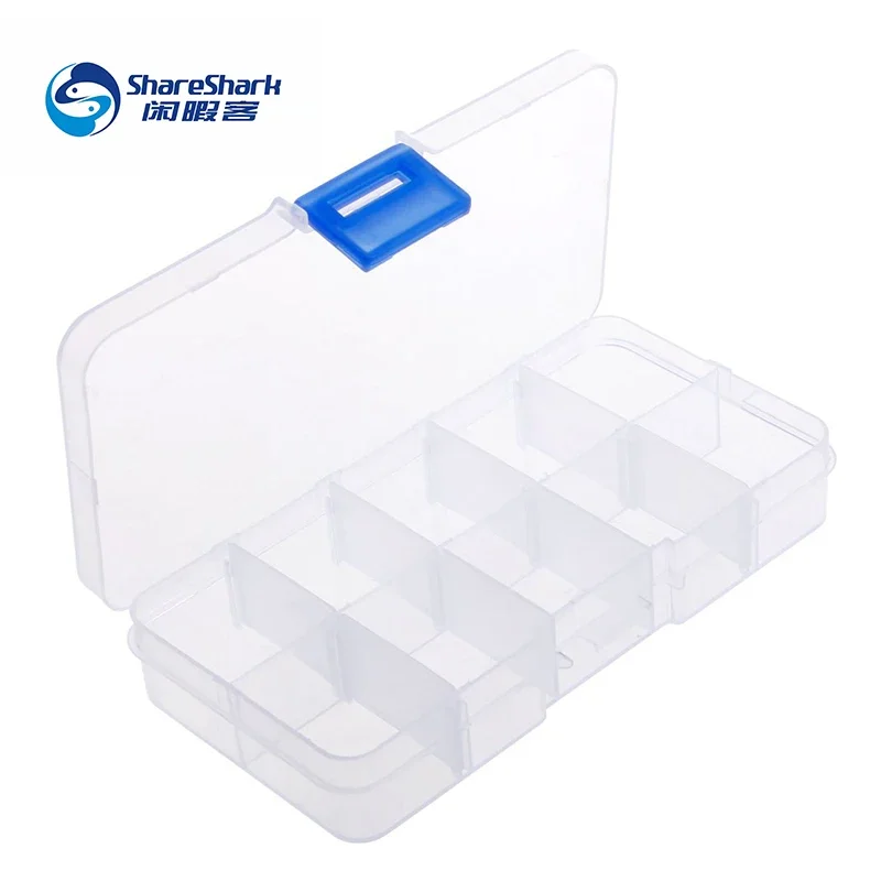 Caja de pesca con compartimentos abiertos mostrando señuelos