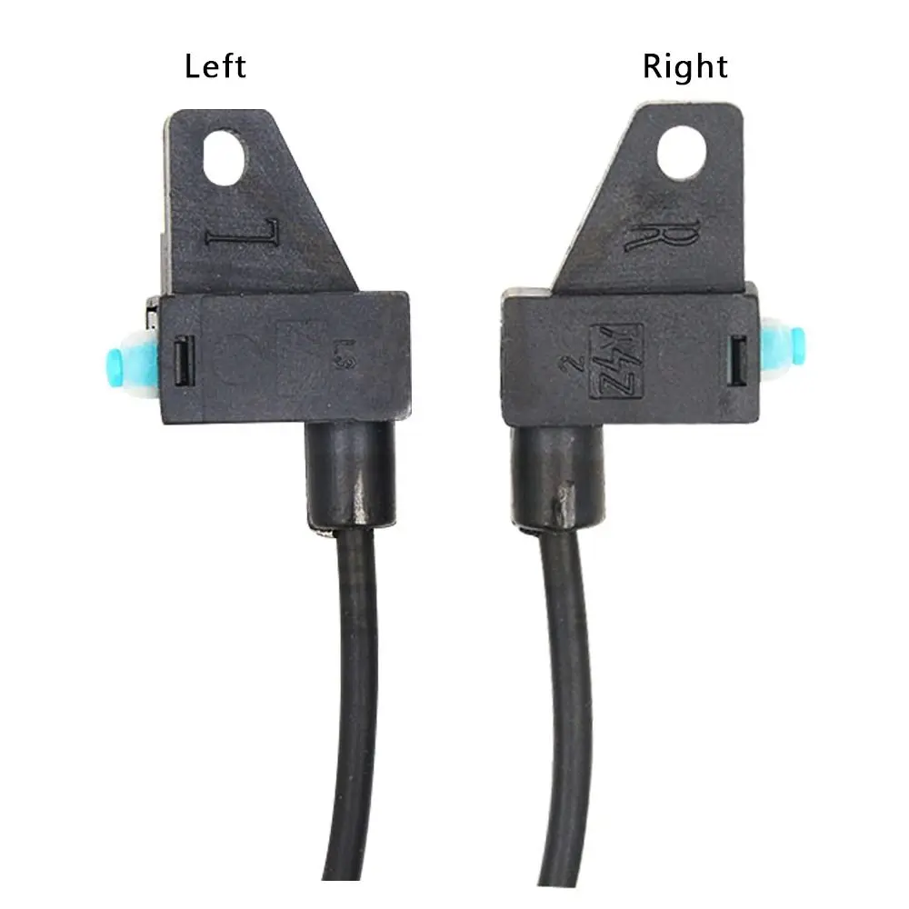 Cable de interruptor de goma negro conectado a manillar de scooter eléctrico