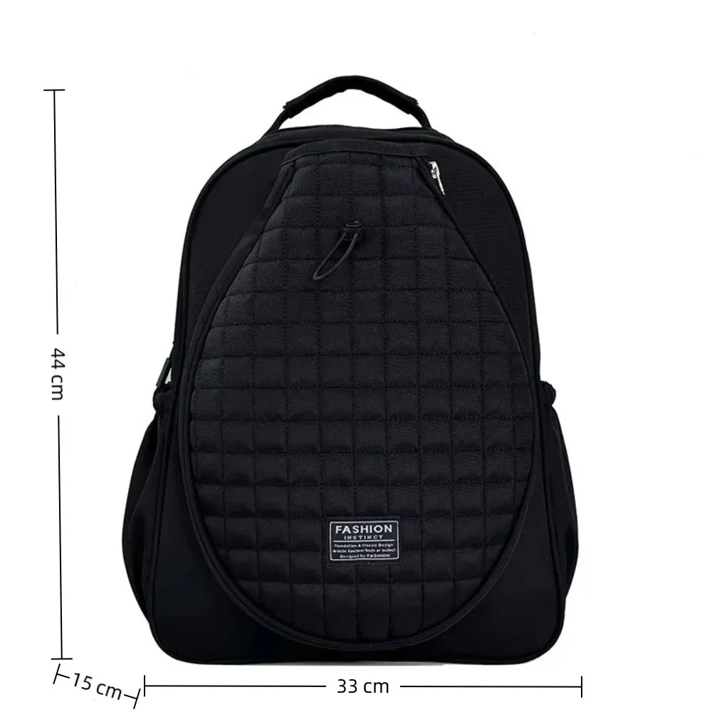 Bolsa deportiva para raquetas de tenis y bádminton en uso