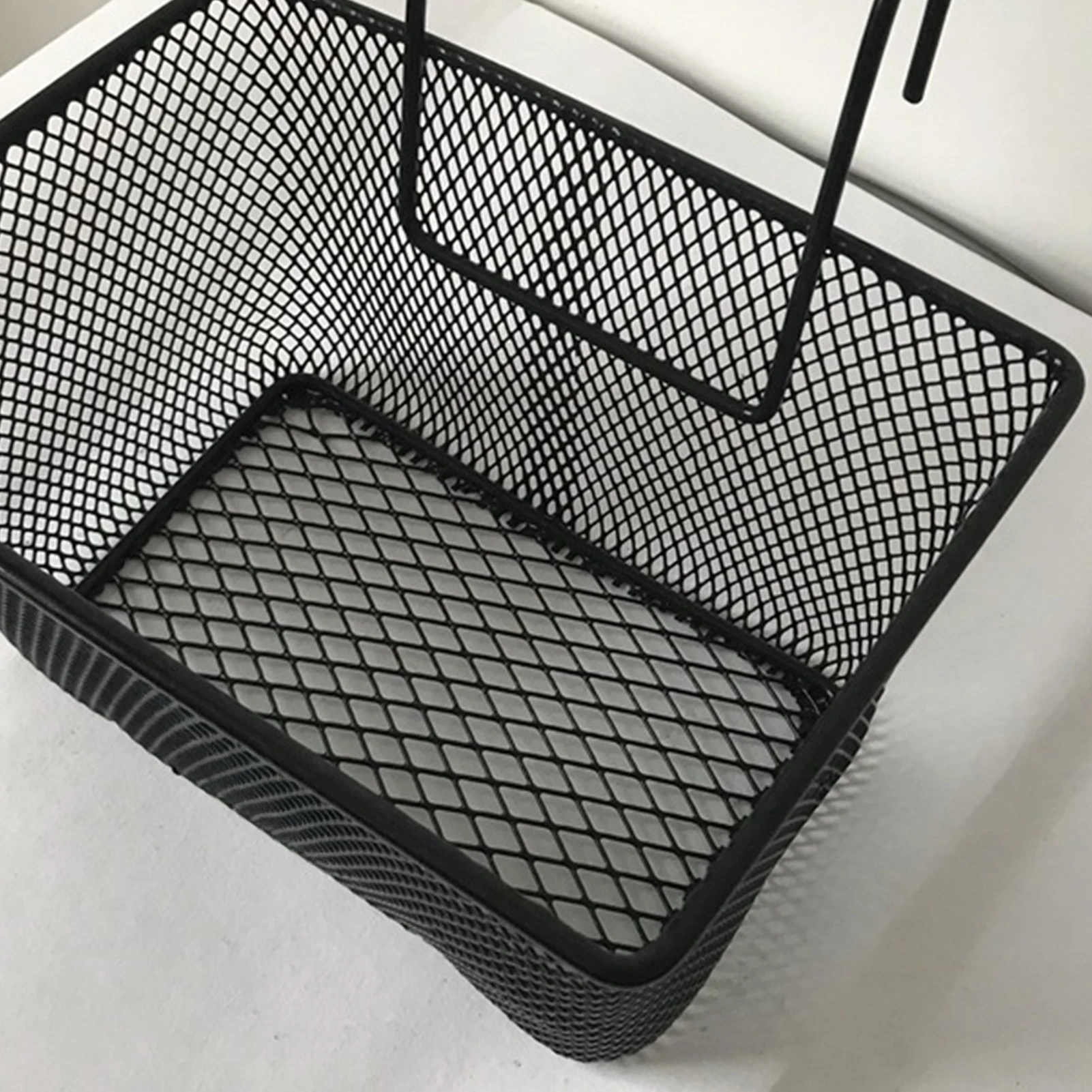 Detalle del gancho de fijación en el manillar