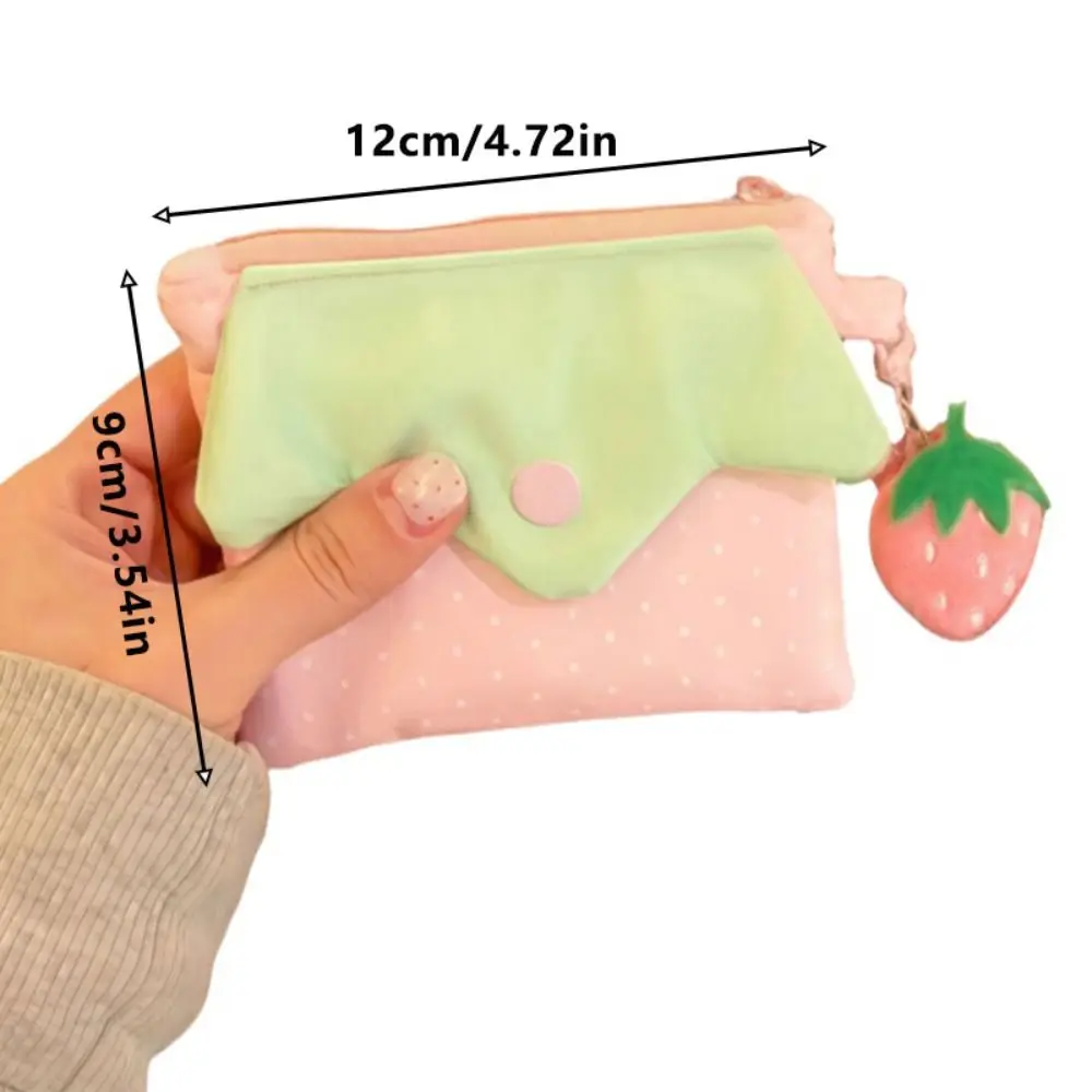 Monedero Kawaii con diseño de fresa y lunares rosas