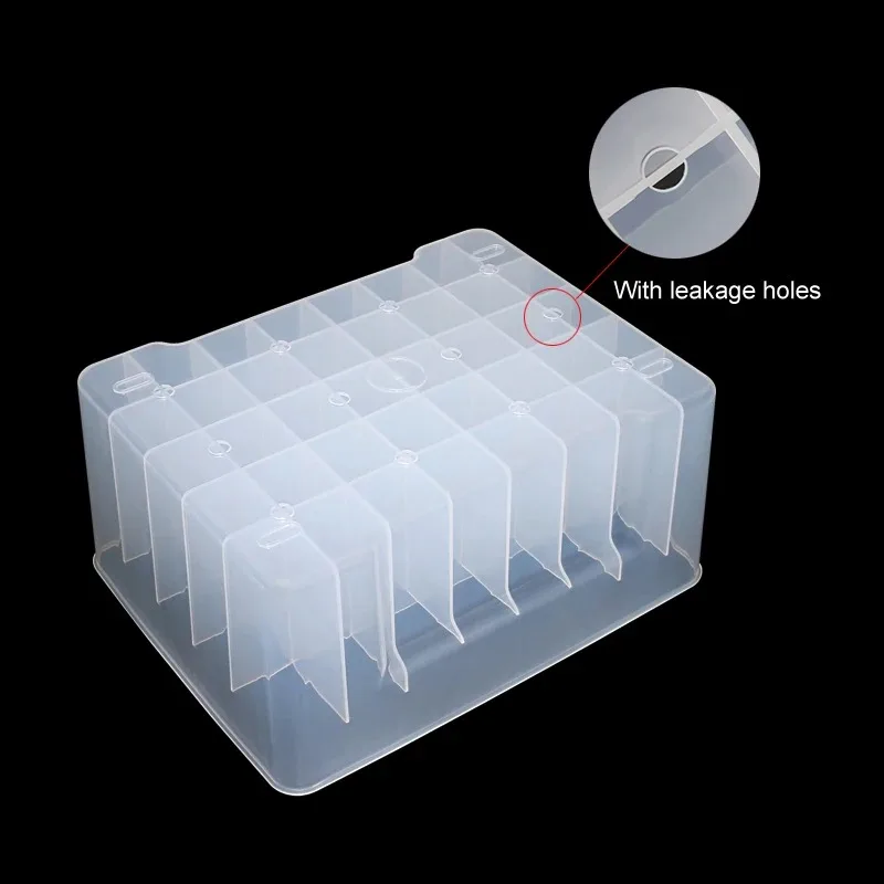 Detalle de los compartimentos interiores con separación para diferentes tipos de cebo y accesorios