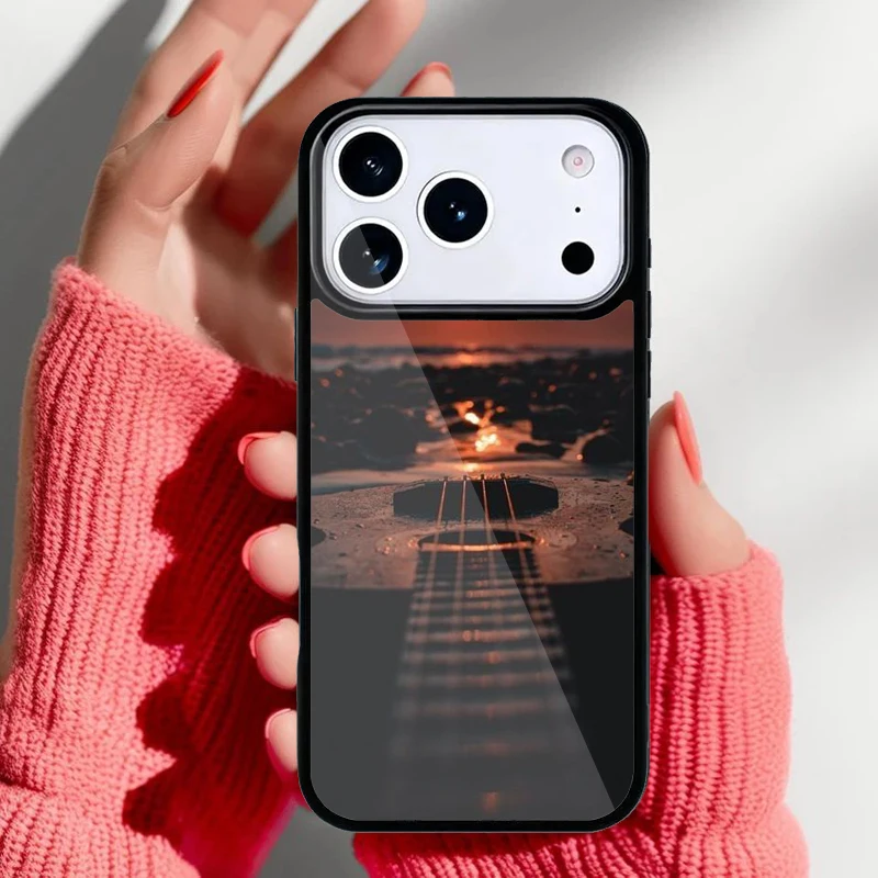 Funda de teléfono en mano mostrando compatibilidad con carga inalámbrica