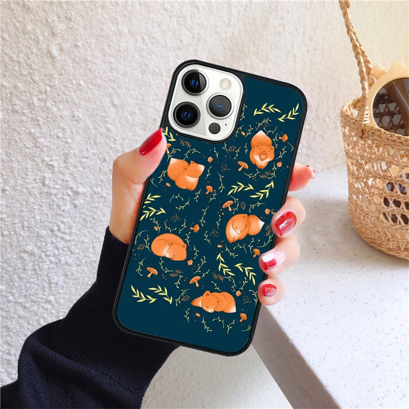 Funda trasera mostrando el estampado de zorro rojo en un iPhone 15
