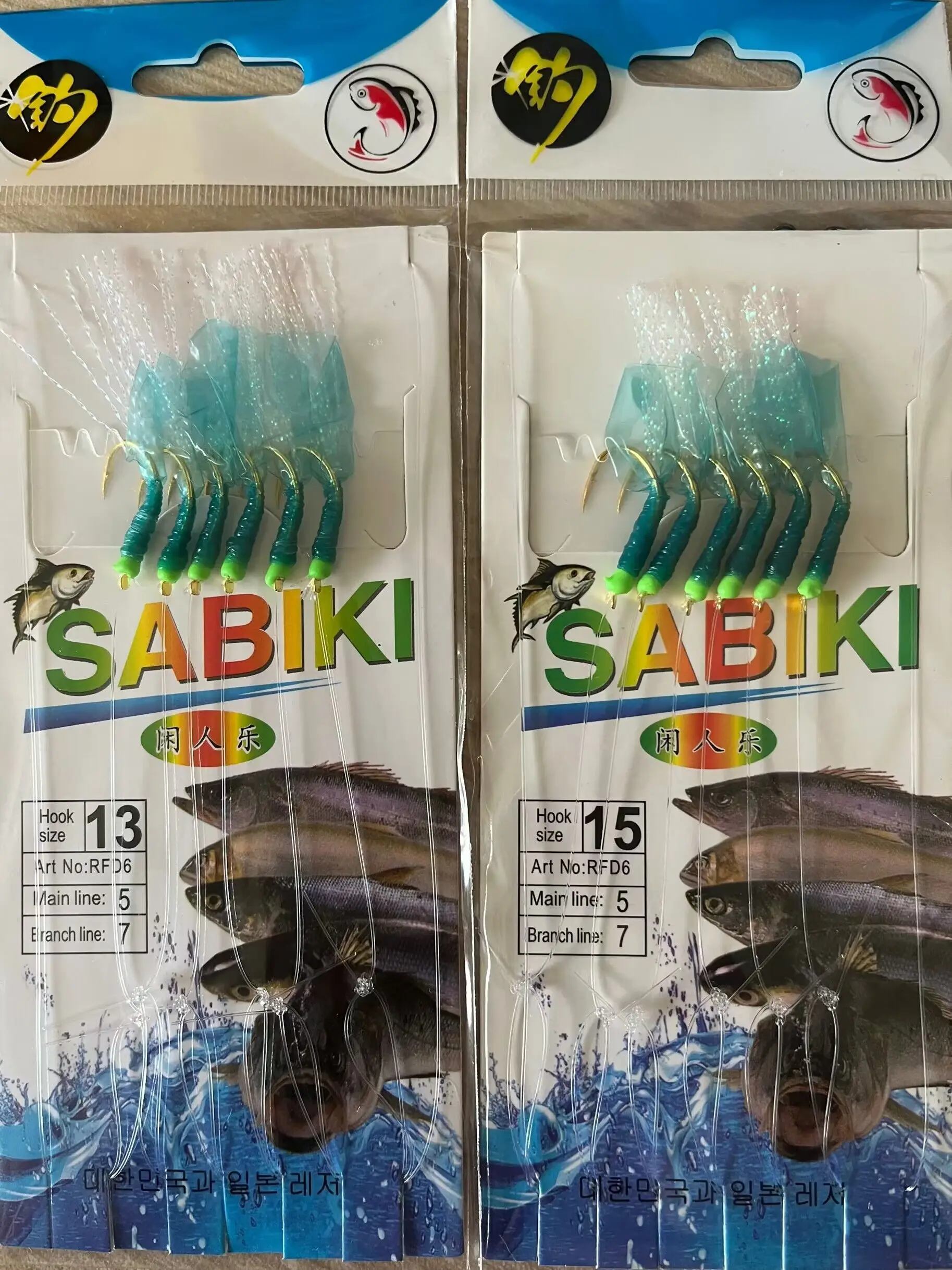 Señuelos de goma verde en aparejo sabiki con anzuelos dorados