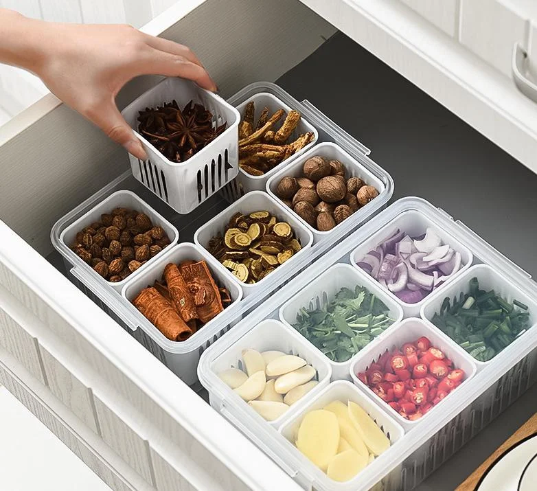Caja escurridora apilada con tapa cerrada dentro de un refrigerador