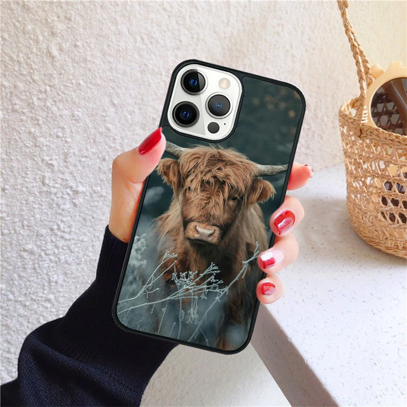 iPhone 14 Plus con la funda puesta, mostrando cámara y botones