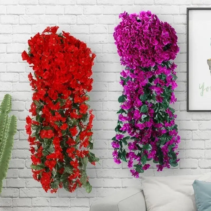 Flor colgada en una pared decorativa para evento