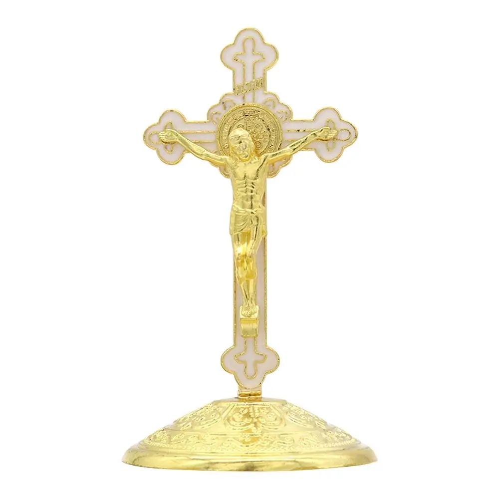 Detalle del crucifijo dorado con acabado esmaltado
