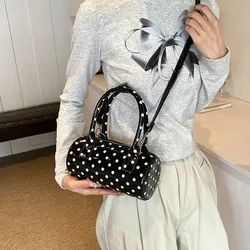 Bandolera de Cuero PU con Puntos para Mujer – Bolso Barril Tipo Cubo