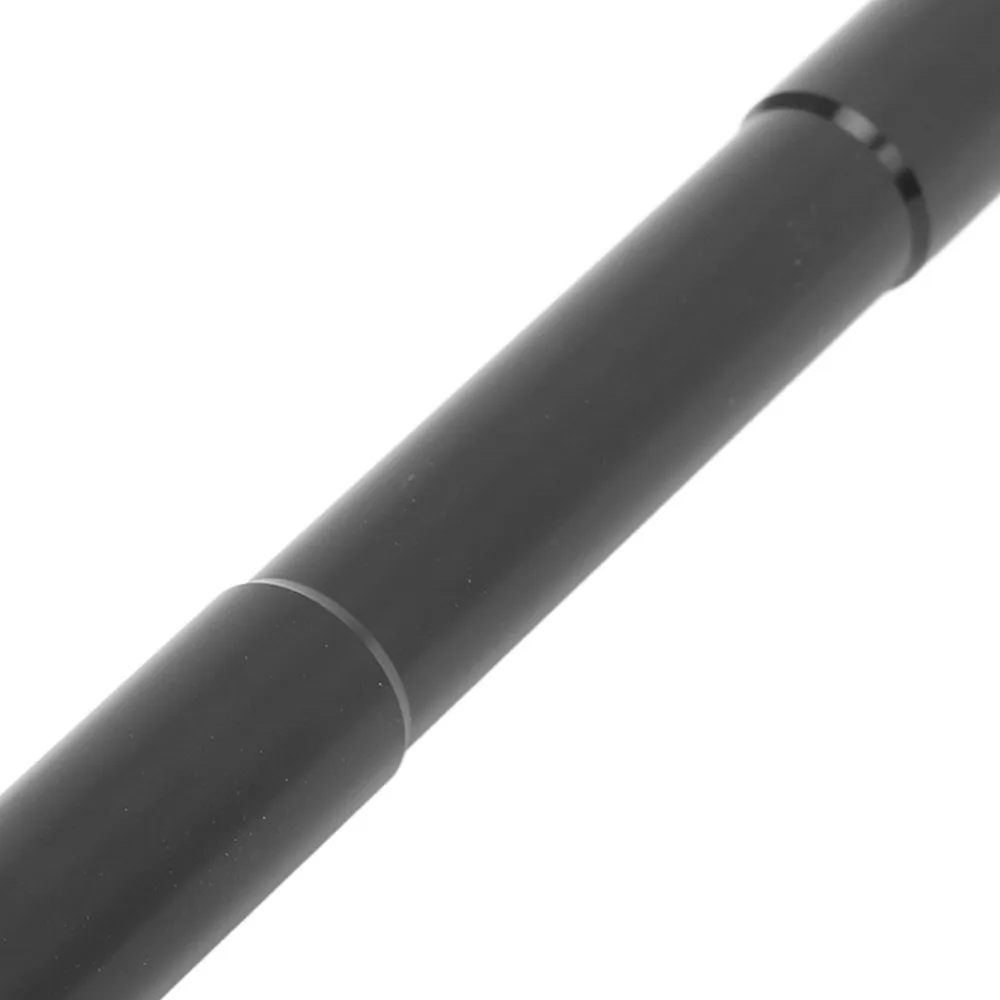 Eje pasante en detalle mostrando el acabado negro