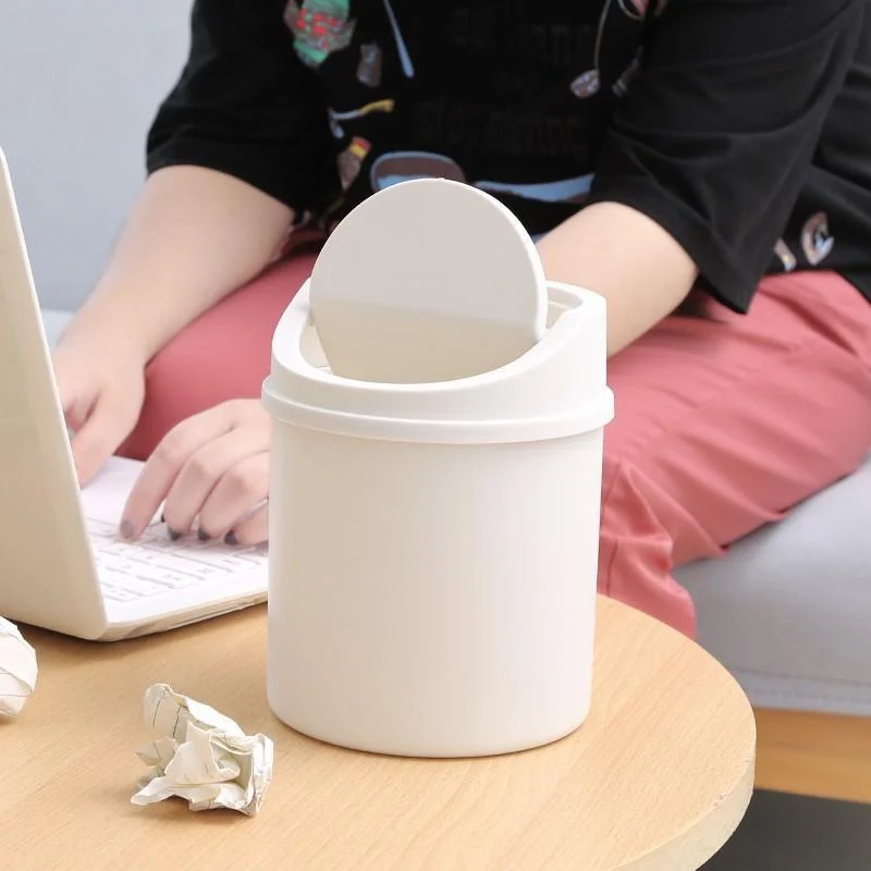 Mini cubo de basura beige en escritorio minimalista