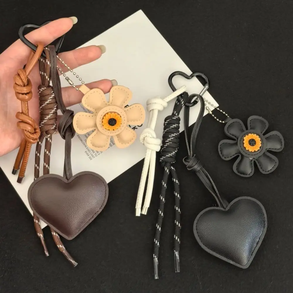 Llavero boho corazón girasol tejido a mano con borla veraniega - imagen 3