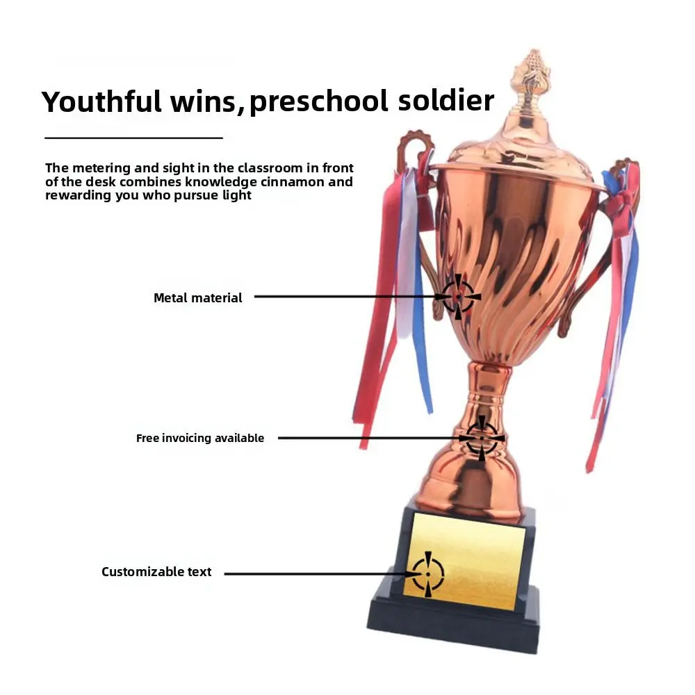 Trofeo dorado sostenido como símbolo de victoria